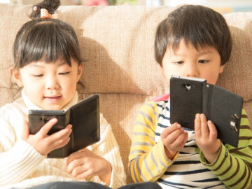 3 câu nói của bố mẹ dễ làm trẻ 1-2 tuổi đã nghiện điện thoại, bác sĩ nhắc còn bị dội gáo nước lạnh