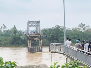 Từ vụ sập cầu Phong Châu ở Phú Thọ, cách nào thoát khỏi xe hơi, tránh đuối nước khi rơi xuống sông?