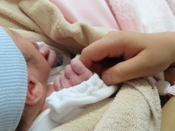 Mẹ quên làm một việc khi mang thai, bé trai 1 tháng tuổi phải đi cấp cứu vì dạ dày có khối u 1kg