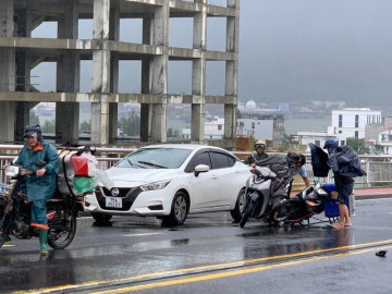 Hàng loạt người đi xe máy ngã trên cầu Thuận Phước vì mưa gió lớn