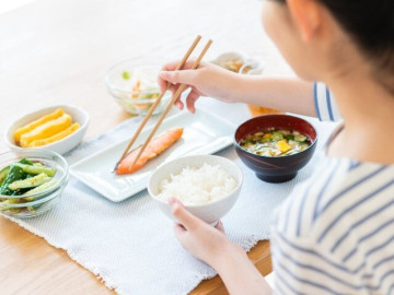 Bữa sáng ăn khoai lang, ngô hay cơm, đâu mới là thứ tốt cho dân văn phòng? Đáp án của bác sĩ khiến bạn bất ngờ