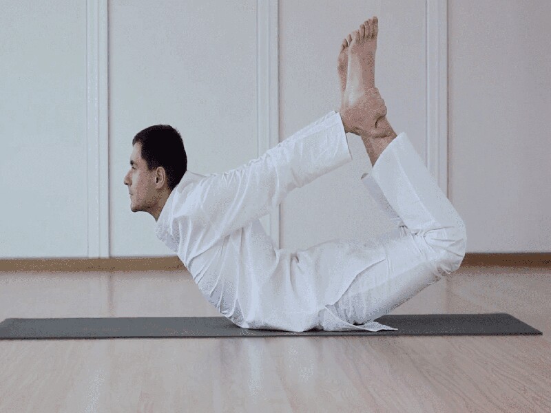 Tư thế yoga cánh cung có tác dụng tăng lượng máu đến cơ quan sinh sinh dục, cải thiện sinh lý ở nam giới như rối loạn cương dương, xuất tinh sớm…