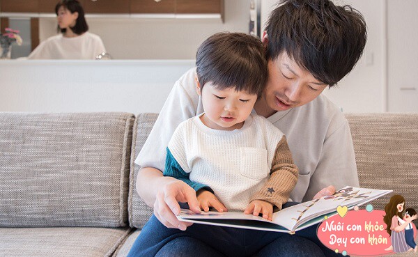 Bố mẹ đọc sách cho con nghe, truyền tình thương và khai sáng trí tuệ.