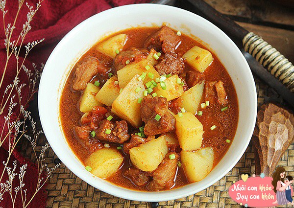 Thịt bò hầm cà chua và khoai tây.
