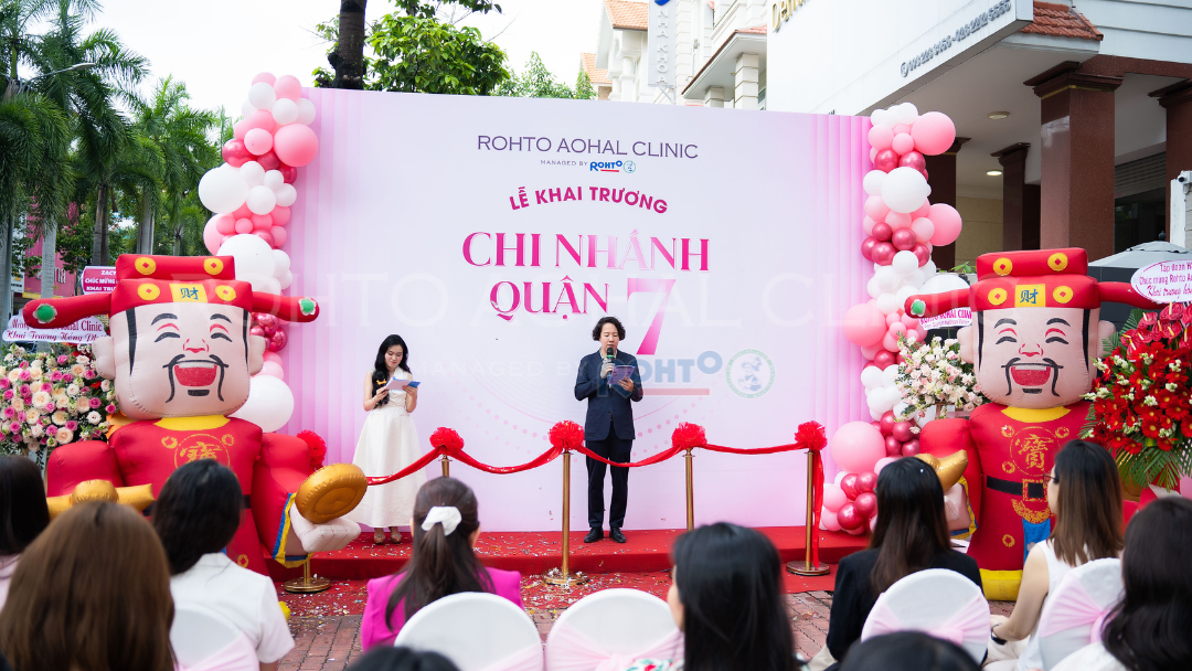 Ông Shunsuke Shinoda - Giám đốc ROHTO AOHAL CLINIC phát biểu