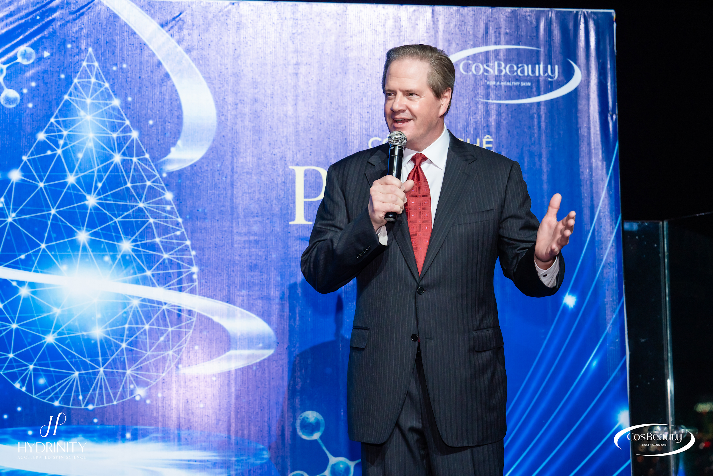 Mr.Brent Nixon đang chia sẻ về công nghệ HA trọng lượng phân tử kép trong bộ sản phẩm của Hydrinity