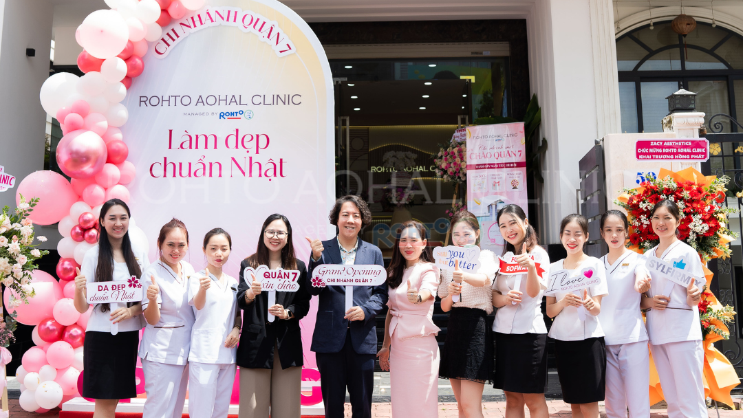 Đội ngũ nhân viên ROHTO AOHAL CLINIC tại lễ khai trương