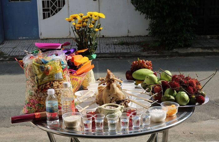 Cúng chúng sinh phải thực hiện ở ngoài trời, tuyệt đối không cúng trong nhà, và không đọc rõ tên tuổi, địa chỉ của gia đình (Ảnh minh họa)