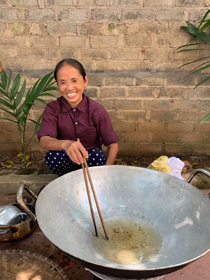 Bà Tȃn với hình ảnh nấu ăn “siêu to khổng lṑ” thu hút dȃn mạng