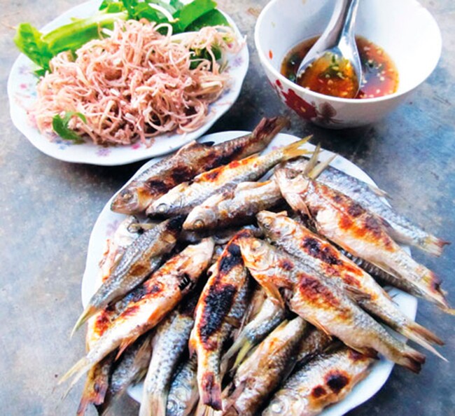 Cá lúi nướng cắn ngang cả xương lẫn thịt, vô cùng hấp dẫn