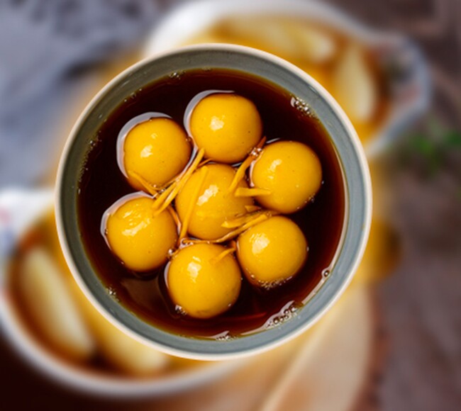 Bánh ngào được bán ở Hà Nội, đặc biệt vào những ngày trời mưa hay se lạnh, món đặc sản này đắt hàng, nhiều người tìm mua về thưởng thức