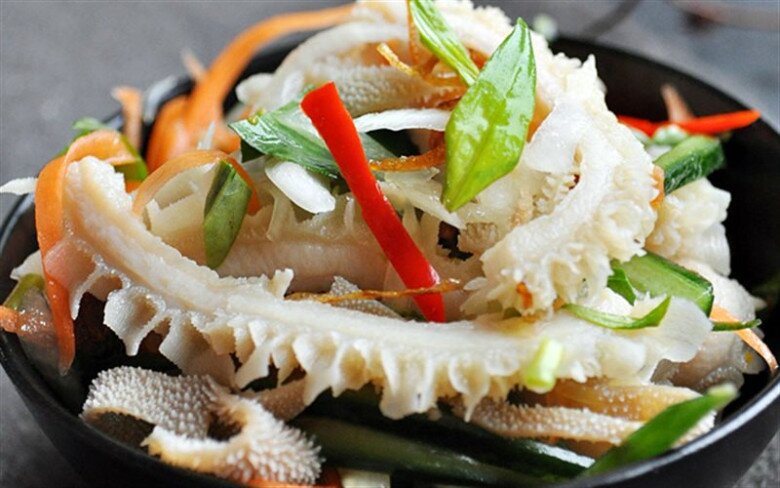 Nộm sách bò là món ăn vặt và món nhậu được yêu thích, có mặt trong nhiều nhà hàng và các quán ăn vặt vỉa hè