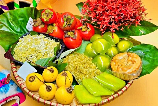 Mâm cúng rằm tháng 8 có thể bày biện đầy đủ, hoặc có thể chỉ cần đĩa hoa quả hay bánh kẹo, trầu cau, rượu, trà, nước, thắp nhang để tỏ rõ lòng thành