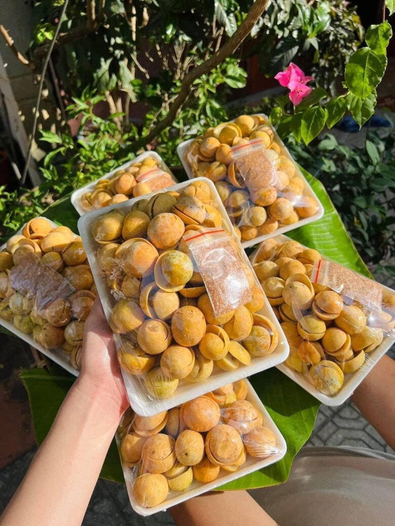 Quả sấu chín được gọt vỏ, bỏ hạt, đóng thành khay bán trên chợ mạng với giá khoảng 140.000 đồng/kg