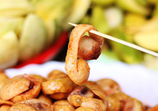 Sấu chín dầm với đường, muối ớt tạo nên món quà vặt có hương vị riêng