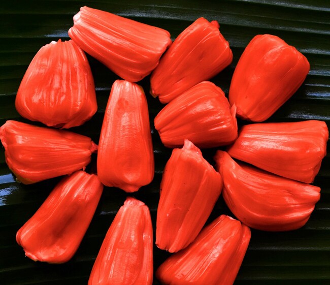 So với các loại mít thường, mít ruột đỏ được nhiều người săn tìm hơn vì chúng có màu lạ mắt, kích thích vị giác