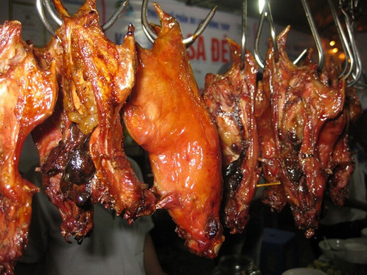 Chuột cống nhum nướng lu trông như những con heo sữa, thịt chắc và thơm ngon, thu hút du khách gần xa tới thưởng thức
