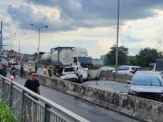 Tin tức - Tin tức 24h: Video khoảnh khắc xe tải mất lái gây tai nạn liên hoàn trên cầu Phú Mỹ
