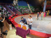 Tin tức - Đề nghị xác minh vụ chuyển 10.000 đồng ủng hộ đồng bào bị bão lụt ghi tên Liên đoàn Xiếc Việt Nam