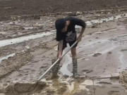 Xót xa câu con nhớ mẹ lắm của cháu Phúc ở Làng Nủ sau 17 ngày tìm kiếm mẹ bị vùi lấp