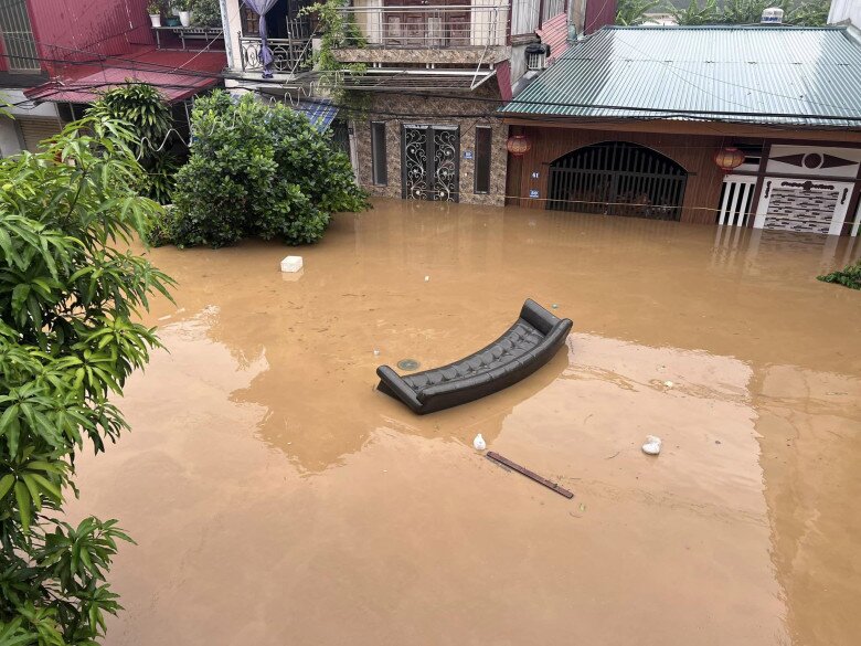 Thành phố Yên Bái chìm trong biển nước mênh mông, nước lũ dâng cao 