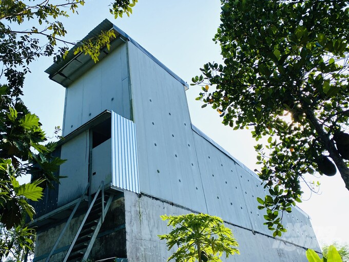 Đây là con vật mà chúng ta không cho ăn, không cho uống, không cần con giống, chỉ xây nhà đạt tiêu chuẩn để dẫn dụ. Ở đó, nhiệt độ, độ ẩm bên trong phải ổn định, chim yến về ở và sinh sản nhiều.