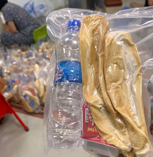 Một hình thức đóng gói thực phẩm cứu trợ được CĐM chia sẻ: chia thành từng phần, có cả đồ ăn và nước uống, đóng túi zip, hút chân không để bảo quản được lâu và không bị ảnh hưởng bởi nước mưa, nước lũ