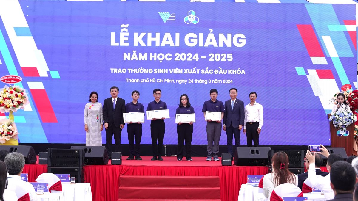 Đinh Quốc Thịnh (thứ 3 từ trái sang) trong buổi lễ khai giang và tuyên dương sinh viên đạt thủ khoa đầu vào của trường Đại học Bách khoa TP.HCM