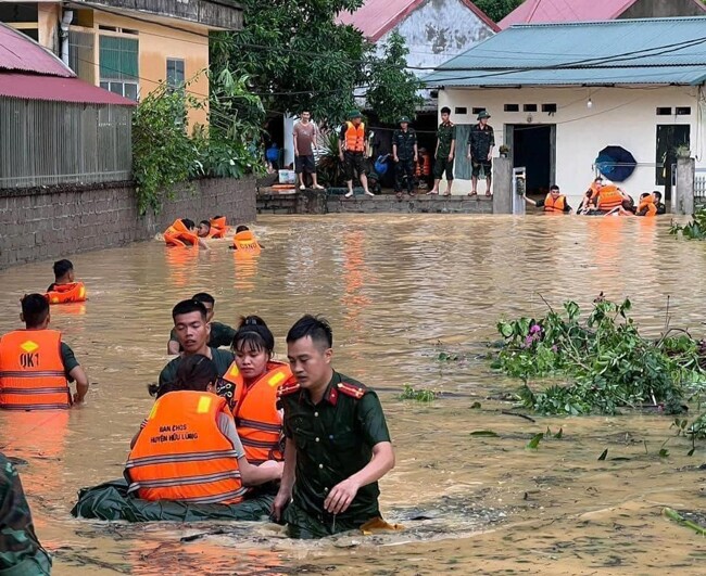 5 món đồ rất quan trọng khi hỗ trợ người dân vùng lũ ở miền Bắc, đoàn đi cứu trợ cần lưu ý điều gì? - 3