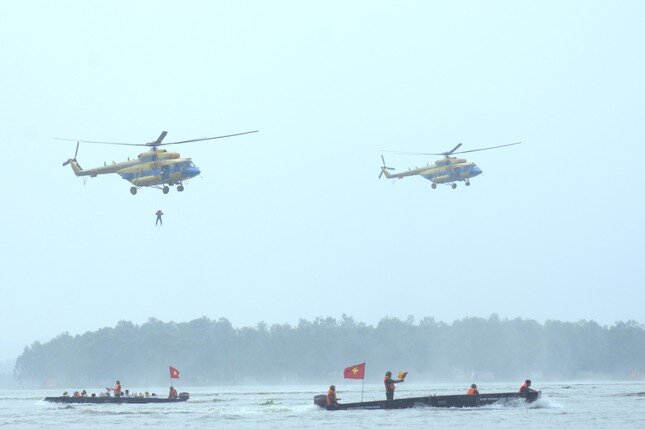 Lực lượng Không quân và Công binh diễn tập phương án sơ tán, cứu dân trong thiên tai, bão lũ. Ảnh: Nguyễn Minh