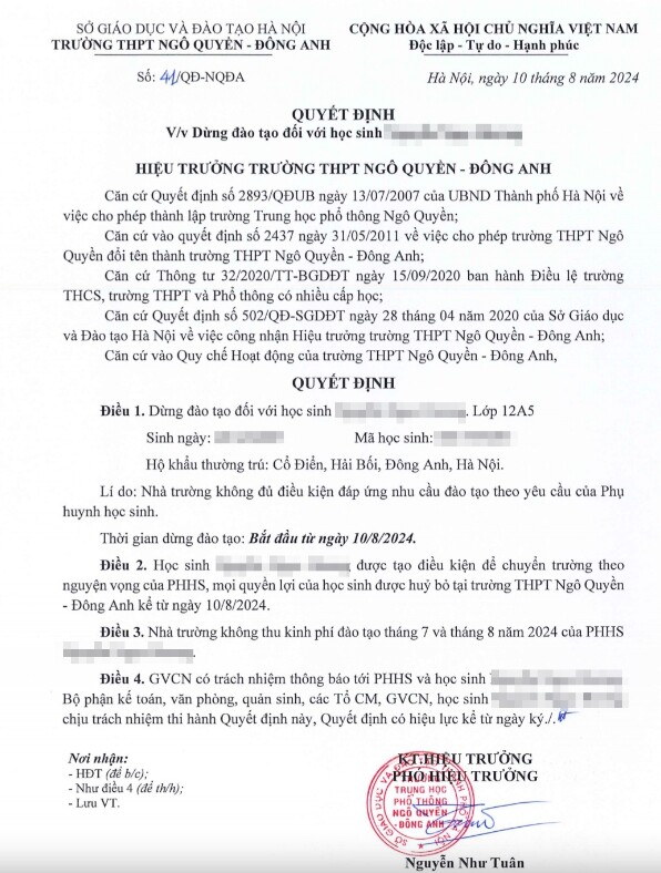Một phụ huỵnh học sinh lớp 12 Trường THPT Ngô Quyền - Đông Anh nhận được quyết định dừng đào tạo đối với con mình ngay sau khi ông đại diện hội phụ huynh có ý kiến với nhà trường về chương trình đào tạo lớp chất lượng cao.