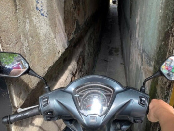 Nhà hét giá 5 tỷ ở Bạch Mai, chỉ lọt 1 người, phải khoét tường cho xe máy vào