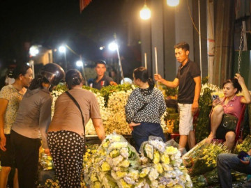 Chợ hoa Quảng Bá tấp nập cận ngày Rằm tháng 7