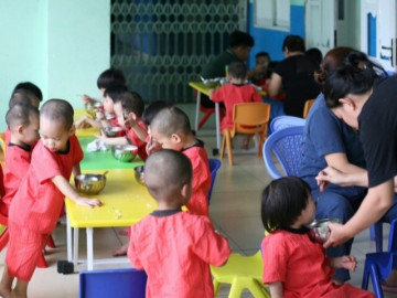 Hình ảnh các bé Mái ấm Hoa Hồng ăn ngoan, vui chơi ở ngôi nhà mới