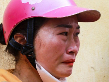 Cô giáo bật khóc nhìn đồ dùng học sinh dưới lớp bùn non sau lũ lịch sử