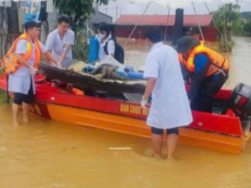 Đêm kinh hoàng của chiến sĩ áo trắng dành giật sự sống cho người dân trong mưa lũ