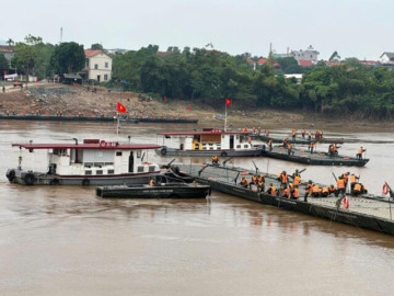 Công binh lắp cầu phao sau 20 ngày sập cầu Phong Châu