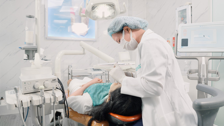 Bác sĩ Nguyễn Thị Quỳnh thực hiện niềng răng cho khách hàng