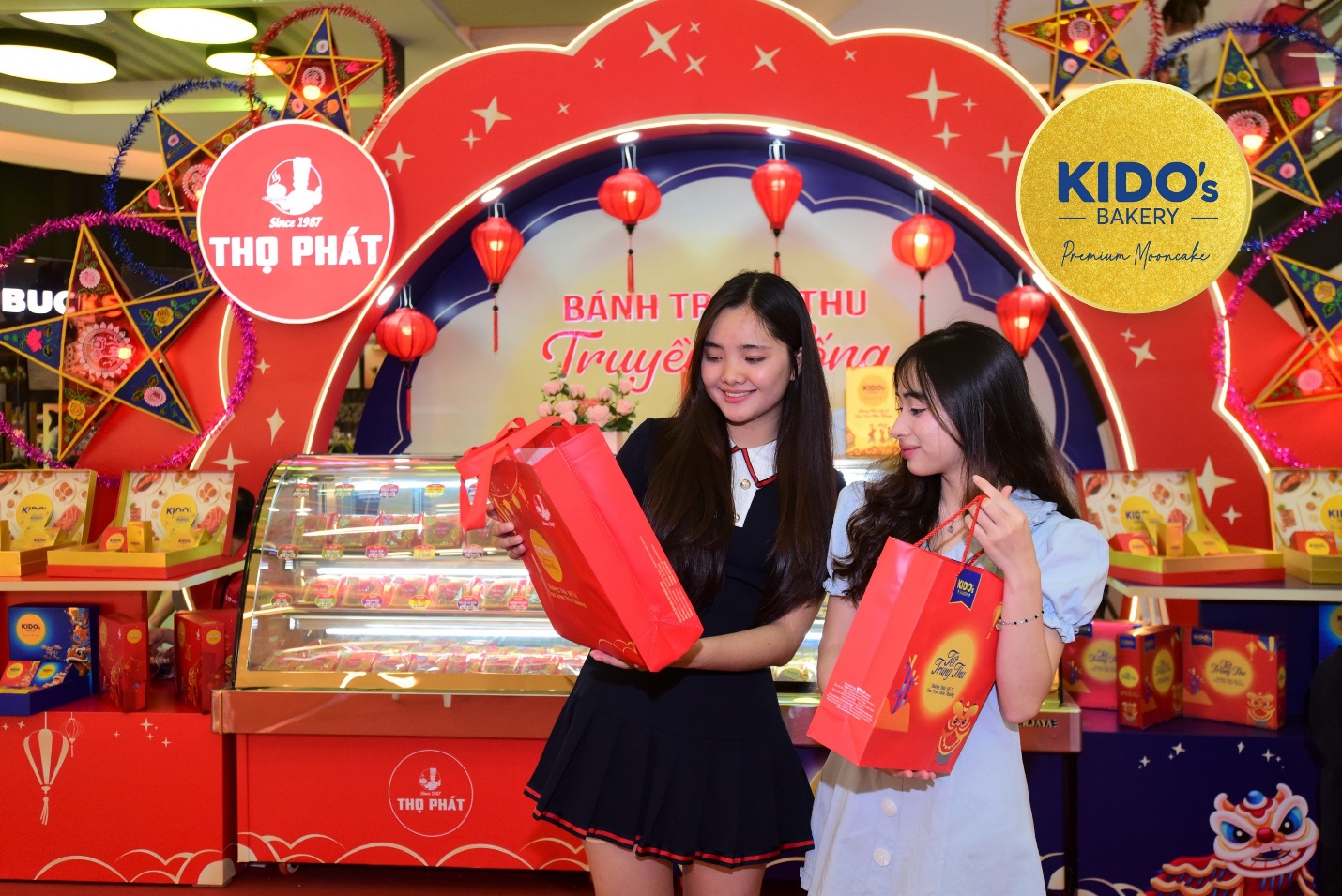 Hai bạn trẻ khoe “chiến lợi phẩm” vừa mới tậu được từ gian hàng Trung thu của KIDO