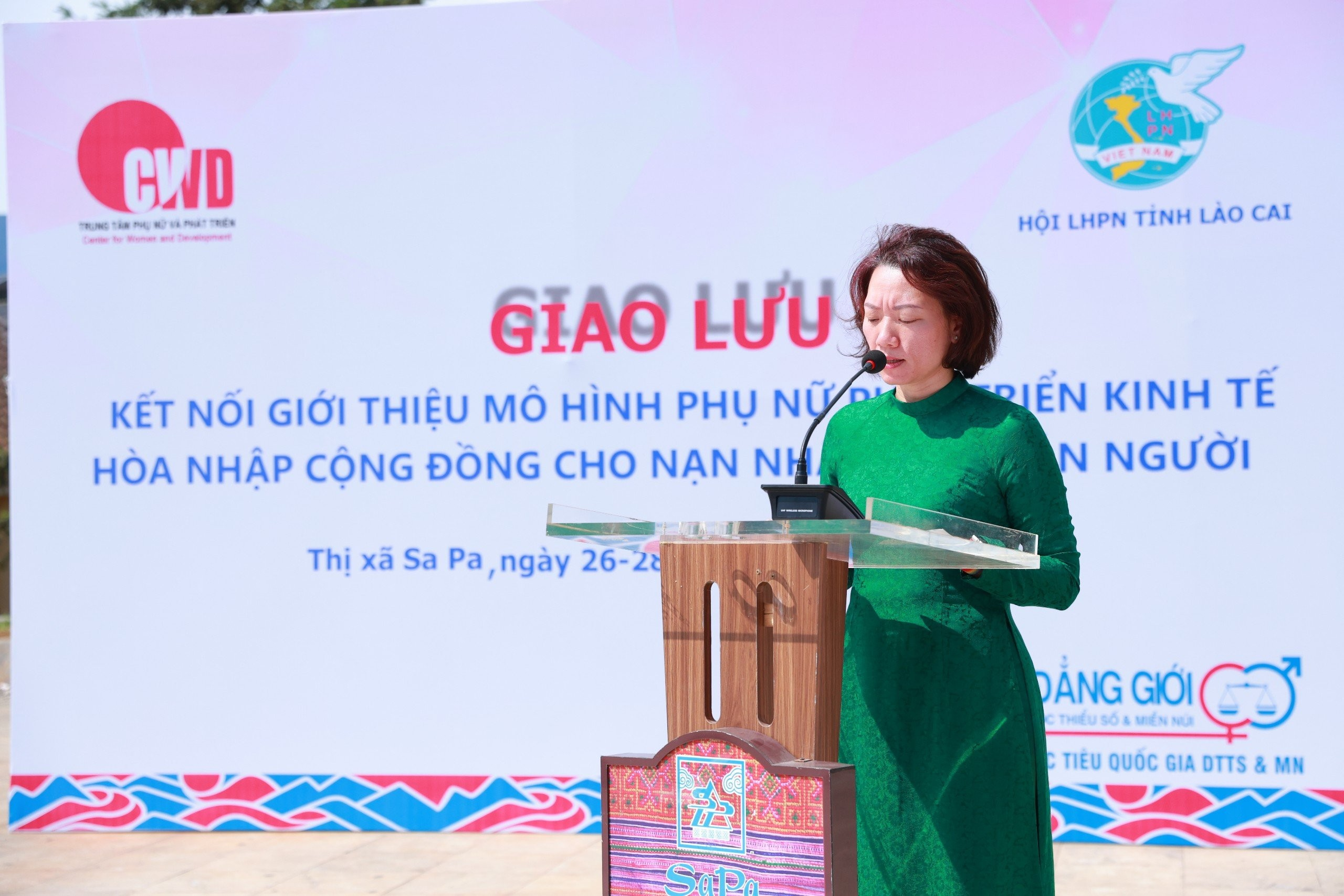 Bà Bùi Lan Anh - Phó Giám đốc Trung tâm Phụ nữ và Phát triển phát biểu khai mạc Chương trình giao lưu