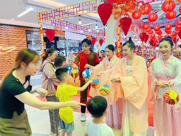 Không khí Trung thu hiện đã vô cùng nhộn nhịp, nhiều nơi rộn ràng tổ chức các hoạt động hưởng ứng mùa trăng