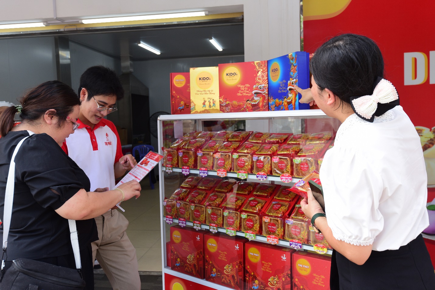 Các chủ cửa hàng miniBAO cho biết, hàng ngày cửa hàng nhận nhiều lượt ghé thăm của người tiêu dùng, nhất là các chị em phụ nữ mua để tặng trưng bày mâm cỗ lẫn tặng người thân, bạn bè
