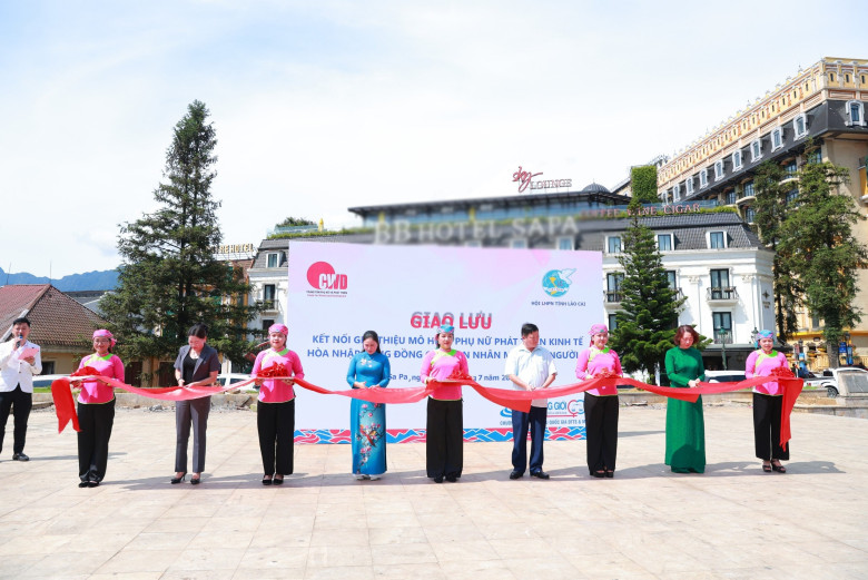 Các đại biểu cắt băng khai mạc hoạt động trước sự chứng kiến của đông đảo du khách tại TX. Sapa