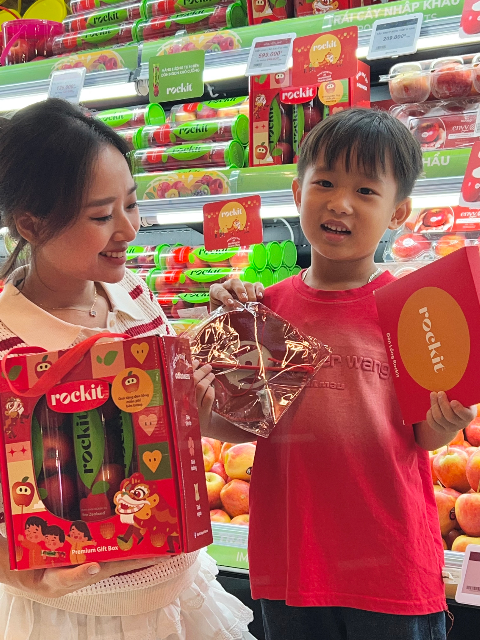 Các bậc phụ huynh mua sản phẩm Rockit cho con em mình.