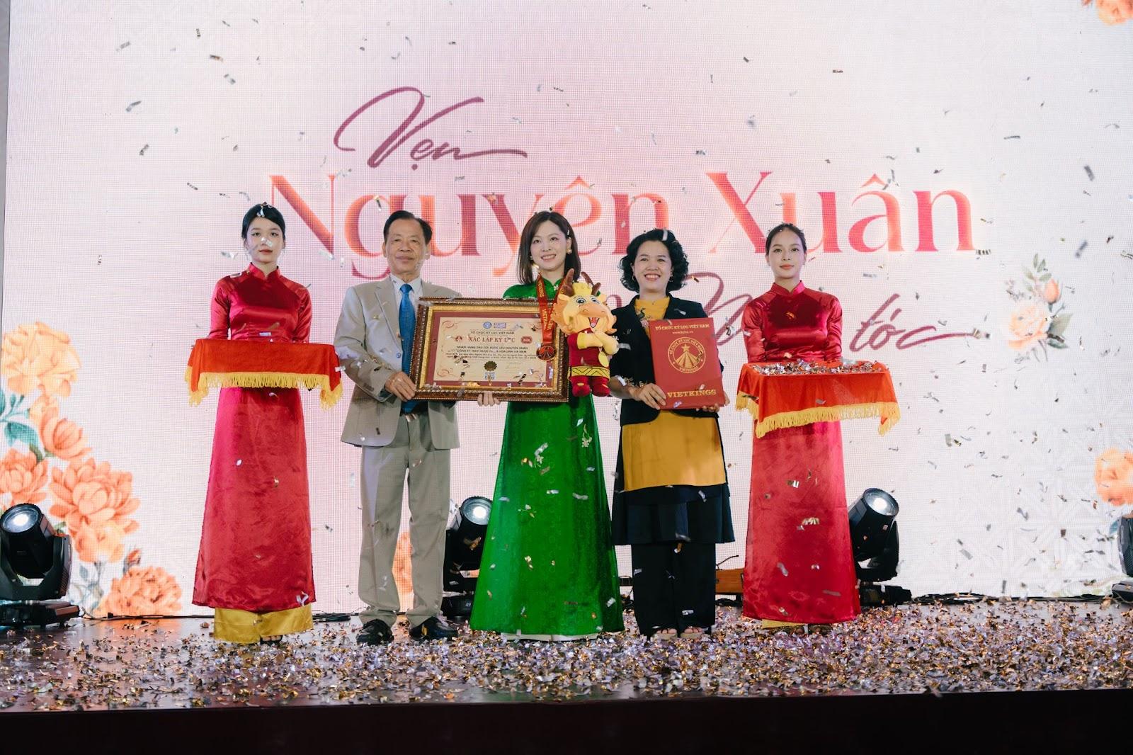 TS. Thang Văn Phúc – Nguyên Thứ trưởng Bộ Nội Vụ - Chủ tịch Trung ương Hội Kỷ lục gia Việt Nam và bà Võ Lưu Lan Uyên trao bằng xác lập Kỷ lục đến bà Nguyễn Thị Thuỳ Dung – Dược sĩ, Giám đốc Marketing, Công ty TNHH Dược Phẩm Hoa Linh.