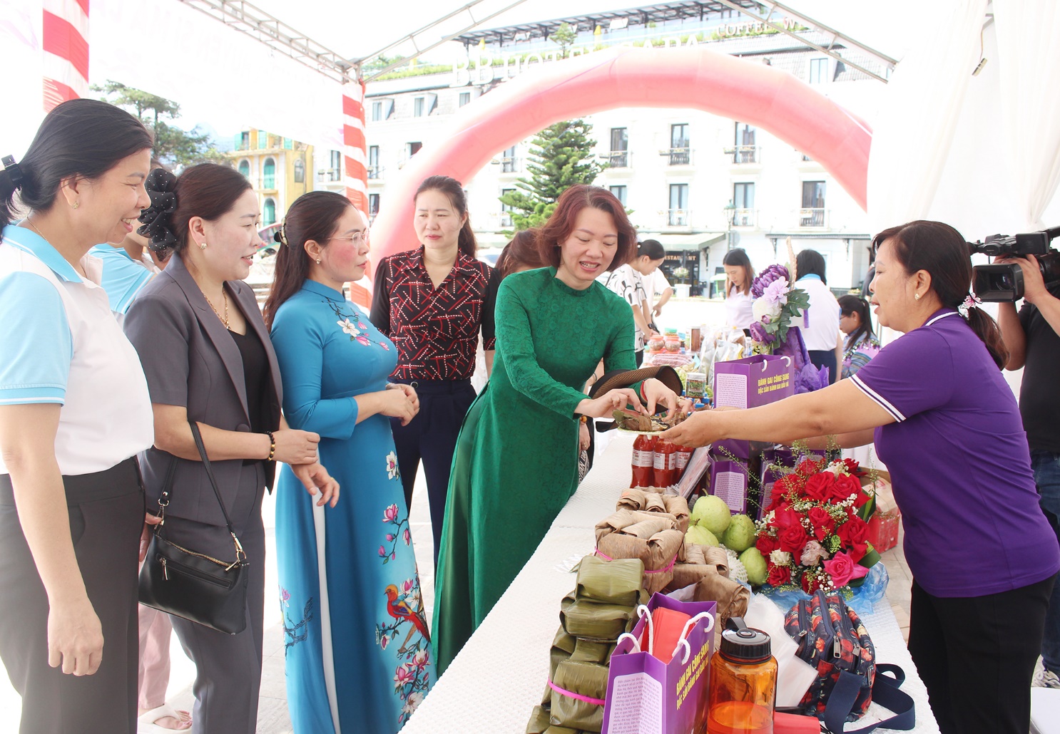 Đại biểu tham quan gian hàng sản phẩm của phụ nữ huyện Bảo Yên