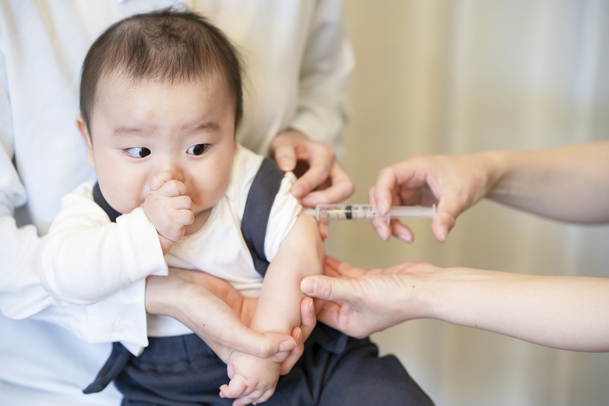 Tiêm vắc xin đầy đủ cho trẻ là cách phòng bệnh hiệu quả, tiết kiệm. Ảnh: istock