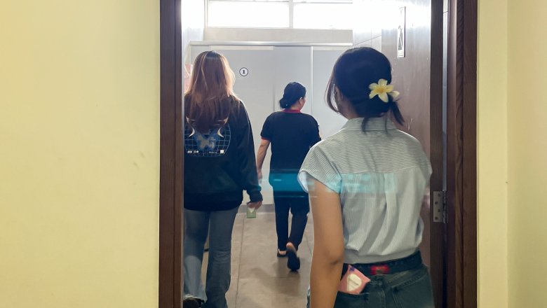 Nhà vệ sinh công cộng thường có lượt sử dụng nhiều, điều kiện vệ sinh không đảm bảo là môi trường cho vi khuẩn phát triển. Nguồn: Chi Bach Pharma