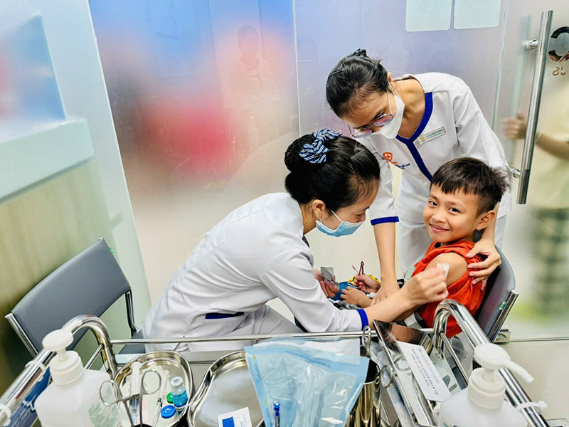 Nhiều phụ huynh đưa trẻ đến VNVC tiêm vắc xin sởi miễn phí từ ngày 16/9.