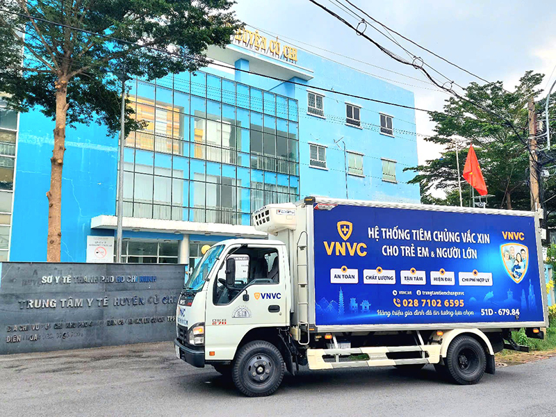 Xe lạnh chuyên dụng vận chuyển vắc xin của Hệ thống tiêm chủng VNVC đến nhận vắc xin từ Trung tâm Y tế huyện Củ Chi ngày 15/9.